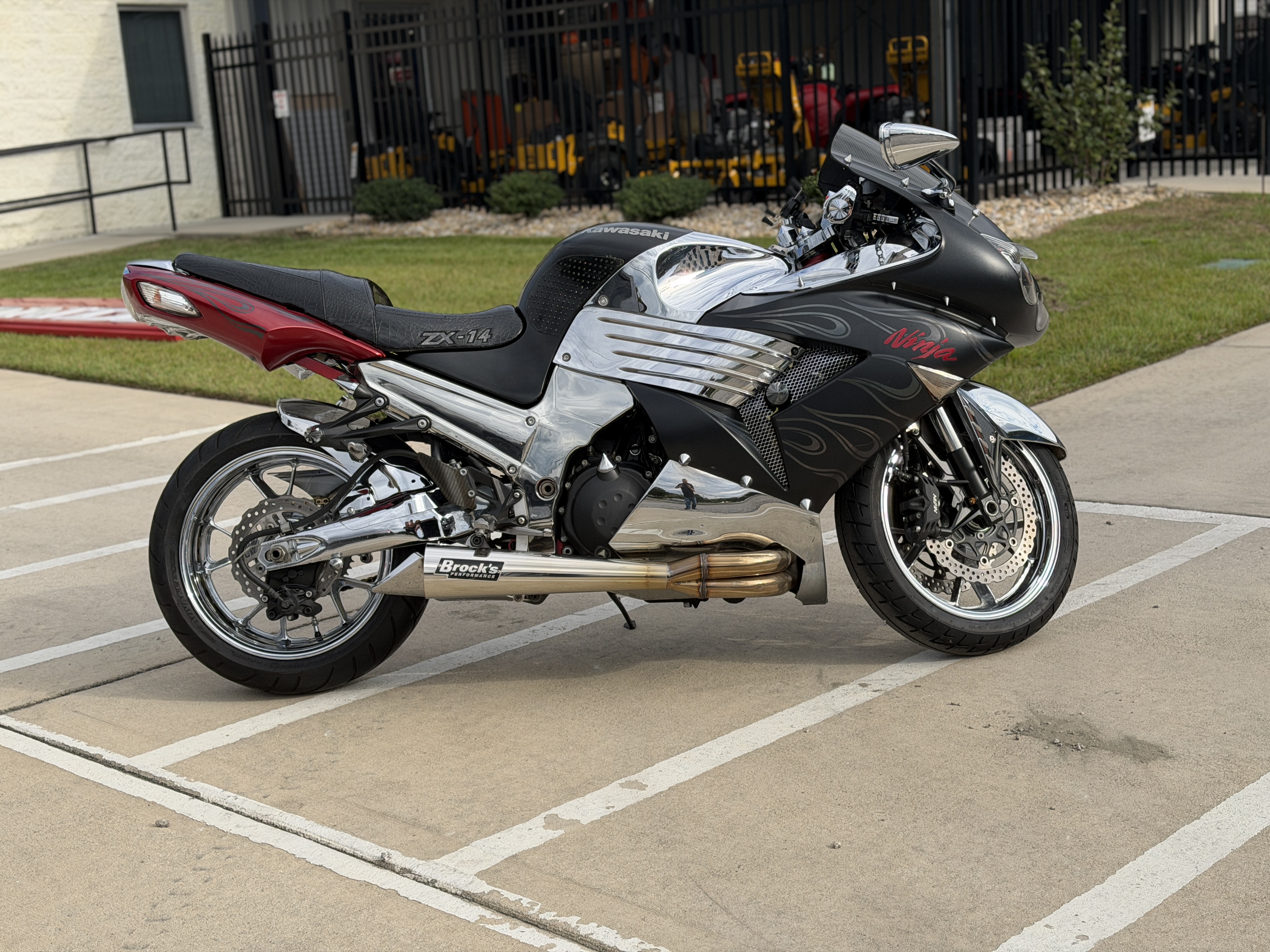 2008 Kawasaki ZX1400-C Metallic Flat Spark Black/Metallic Persimmon Red — photo 1 of 9